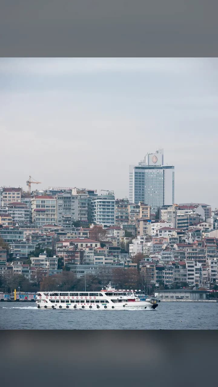 Ảnh bìa: Istanbul: 8 nước kêu gọi Mỹ và Iran kiềm chế, trong khi đại sứ Mỹ nói không loại trừ đòn tấn công cuối tuần