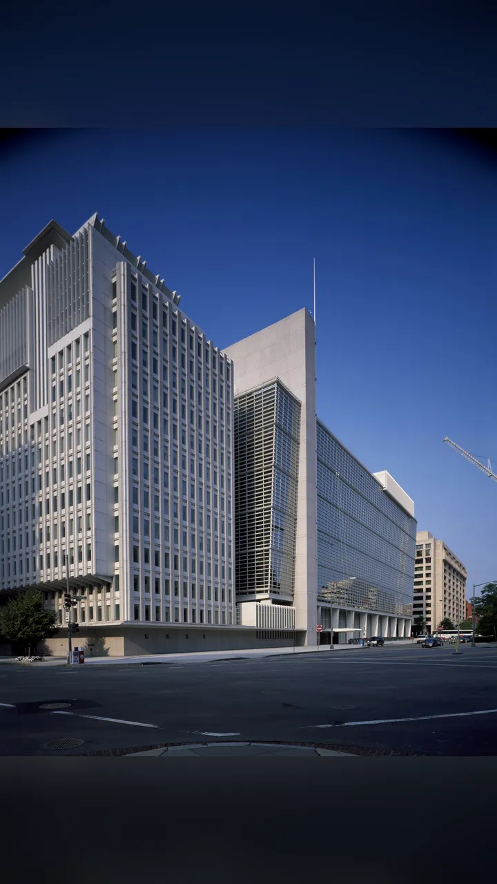 Ảnh bìa: World Bank nâng dự báo tăng trưởng Việt Nam 2026 lên 7,4%, mức nâng lớn nhất khu vực